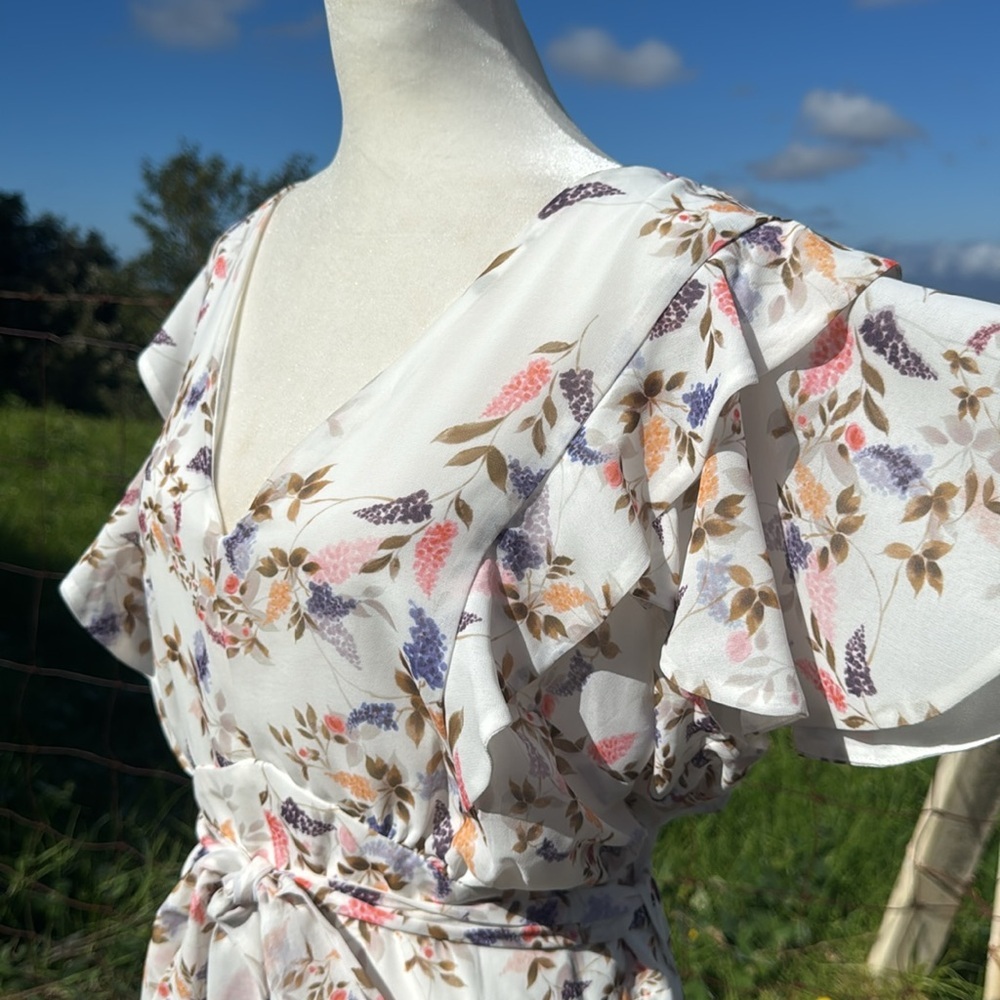 City Chic Floral V-Neck Mini Dress - White and Pink - Picture 3 of 12